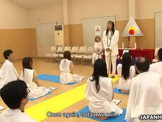 Гламурная японская красавица религиозно поклоняется петухам, как если бы они были божествами