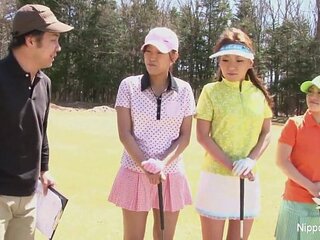 Asiatico adolescente corneo lez ragazze giocando golf nudo